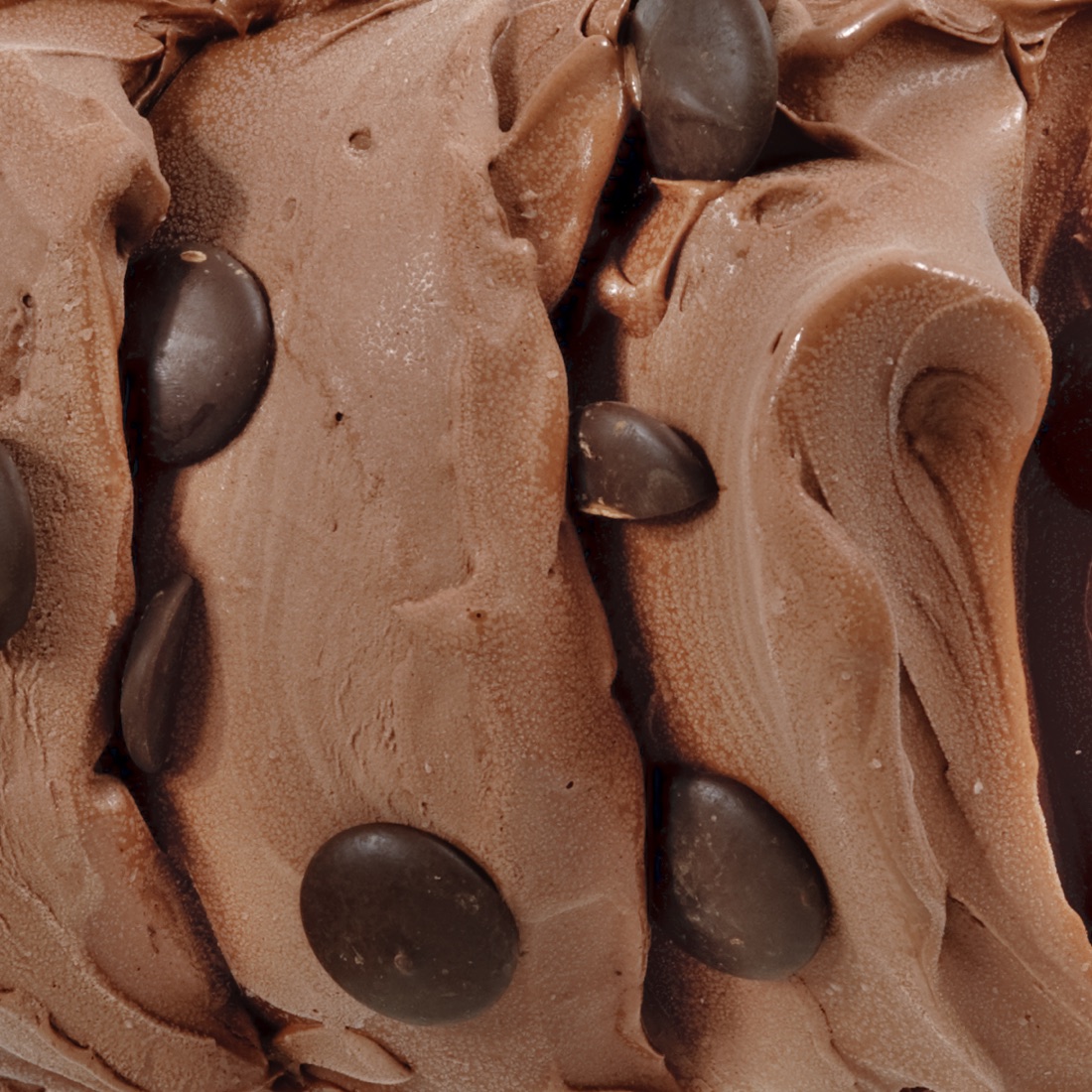 Macro del gelato al cioccolato Sciurì, marrone intenso con gocce fondenti