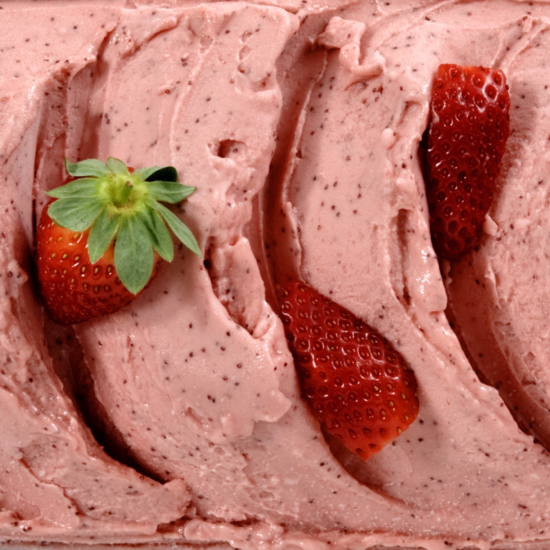 Macro del gelato alla fragola Sciurì, rosa naturale con fragole fresche