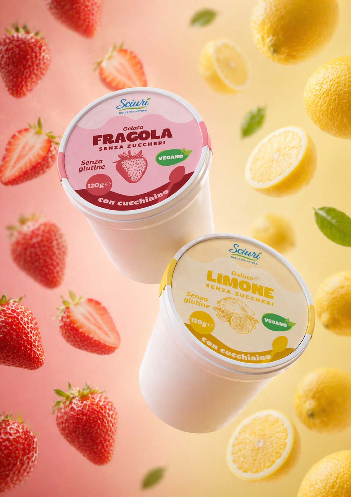 Coppette Sciurì gusto fragola e limone tra fragole e limoni freschi, su sfondo rosa e giallo
