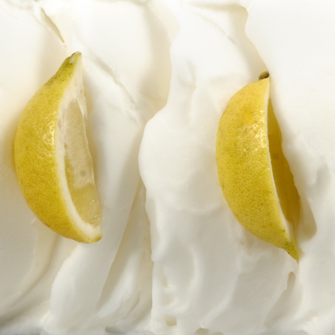 Macro del gelato al limone Sciurì, giallo pallido e fresco