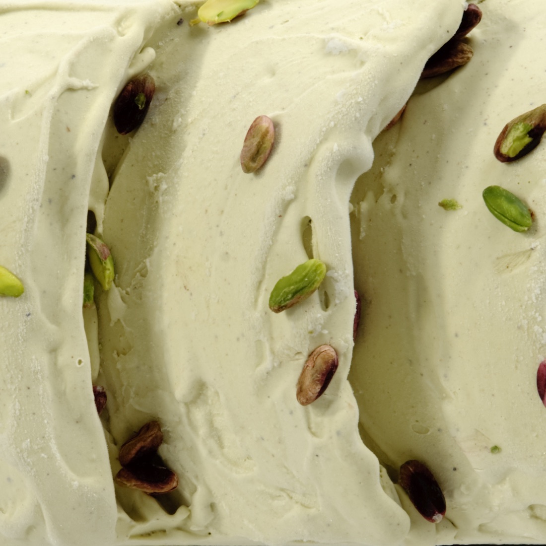 Macro del gelato al pistacchio Sciurì, verde tenue con granella di pistacchi