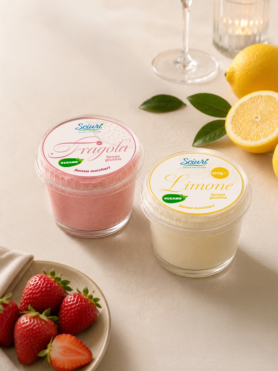 Coppe Sciurì fragola e limone in tavola con frutta fresca e calice di vino